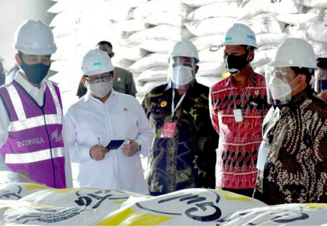 Presiden Joko Widodo (kiri)