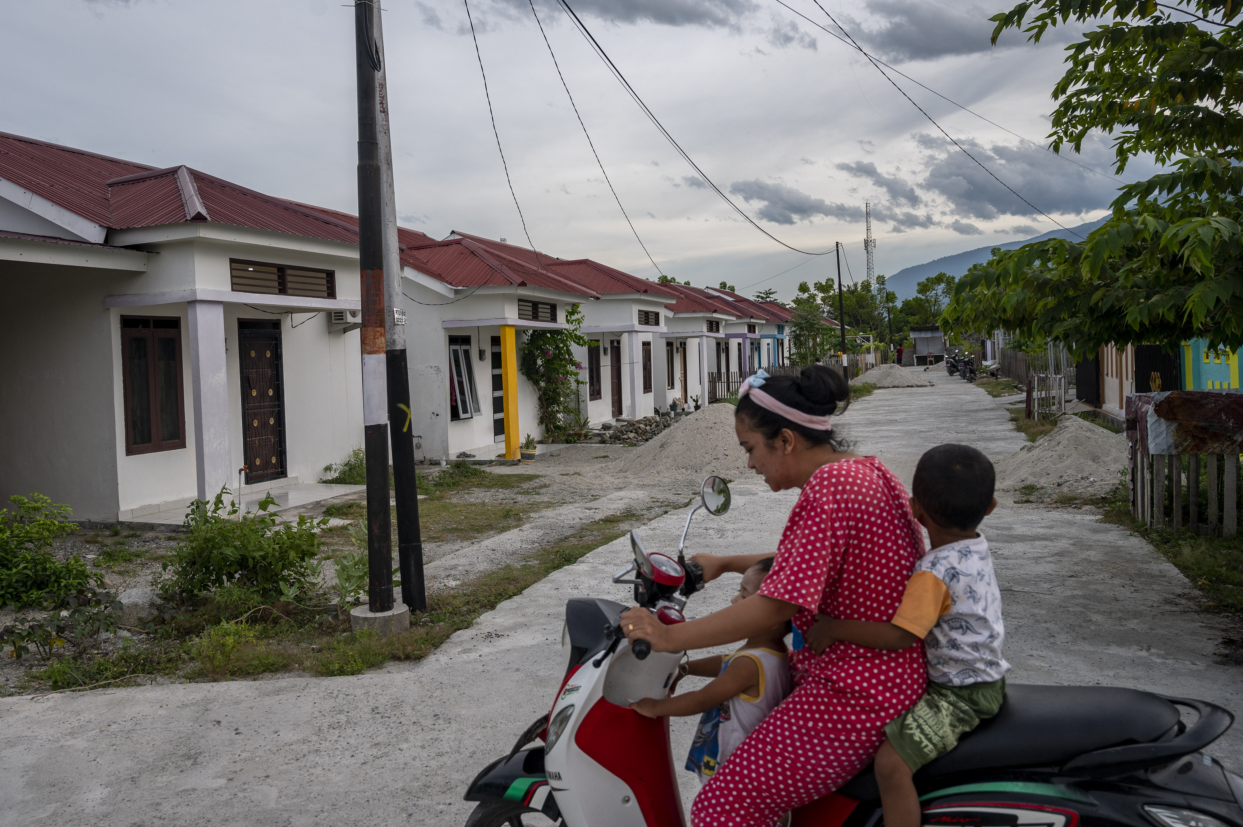 Pengendara sepeda motor mellintas di salah satu kompleks perumahan yang difasilitasi dengan Kredit Pemilikan Rumah (KPR), di Palu, Sulteng.