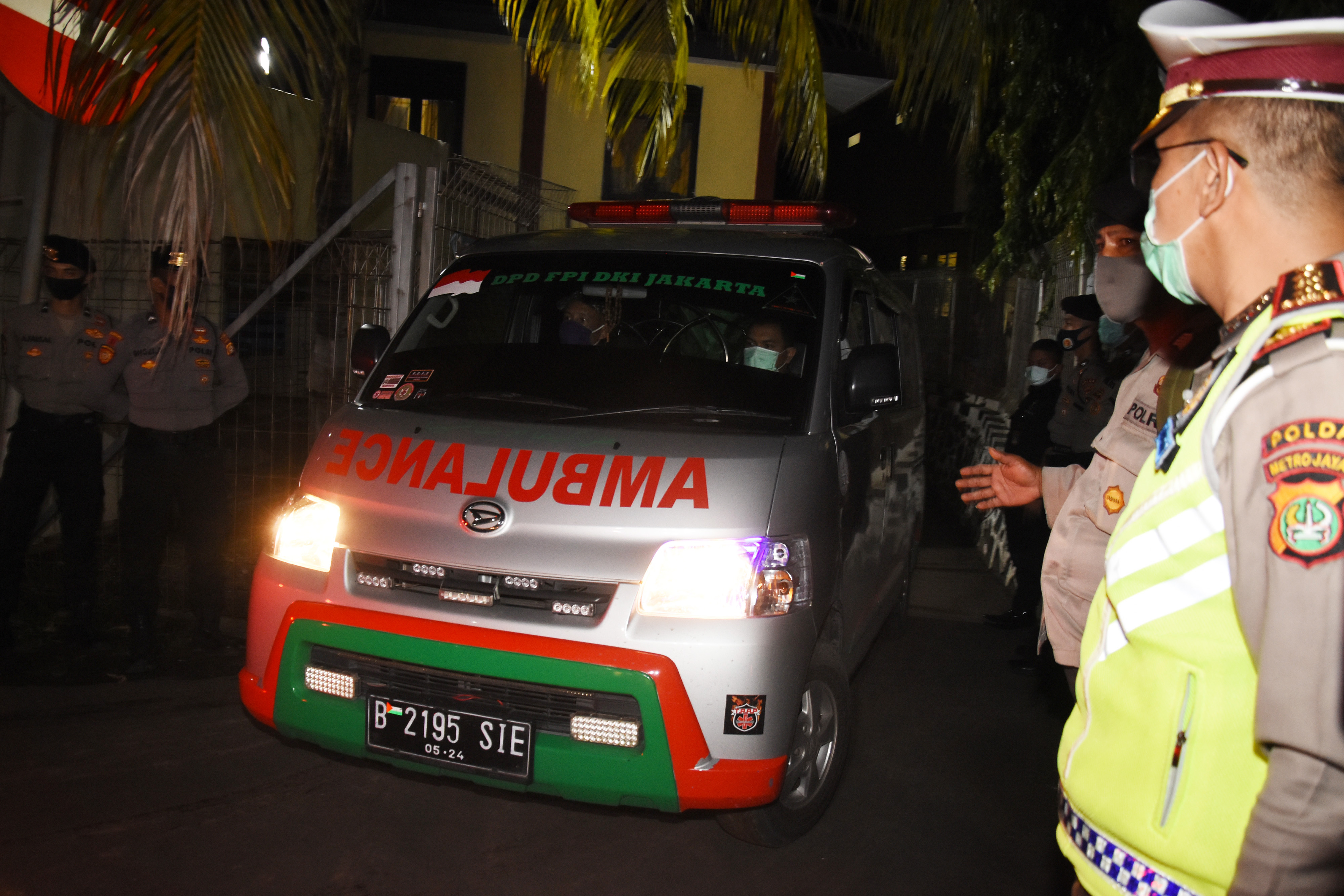 Mobil ambulan membawa jenazah pengikut pimpinan FPI Rizieq Shihab meninggalkan RS Polri Kramat Jati di Jakarta, Selasa (8/12).