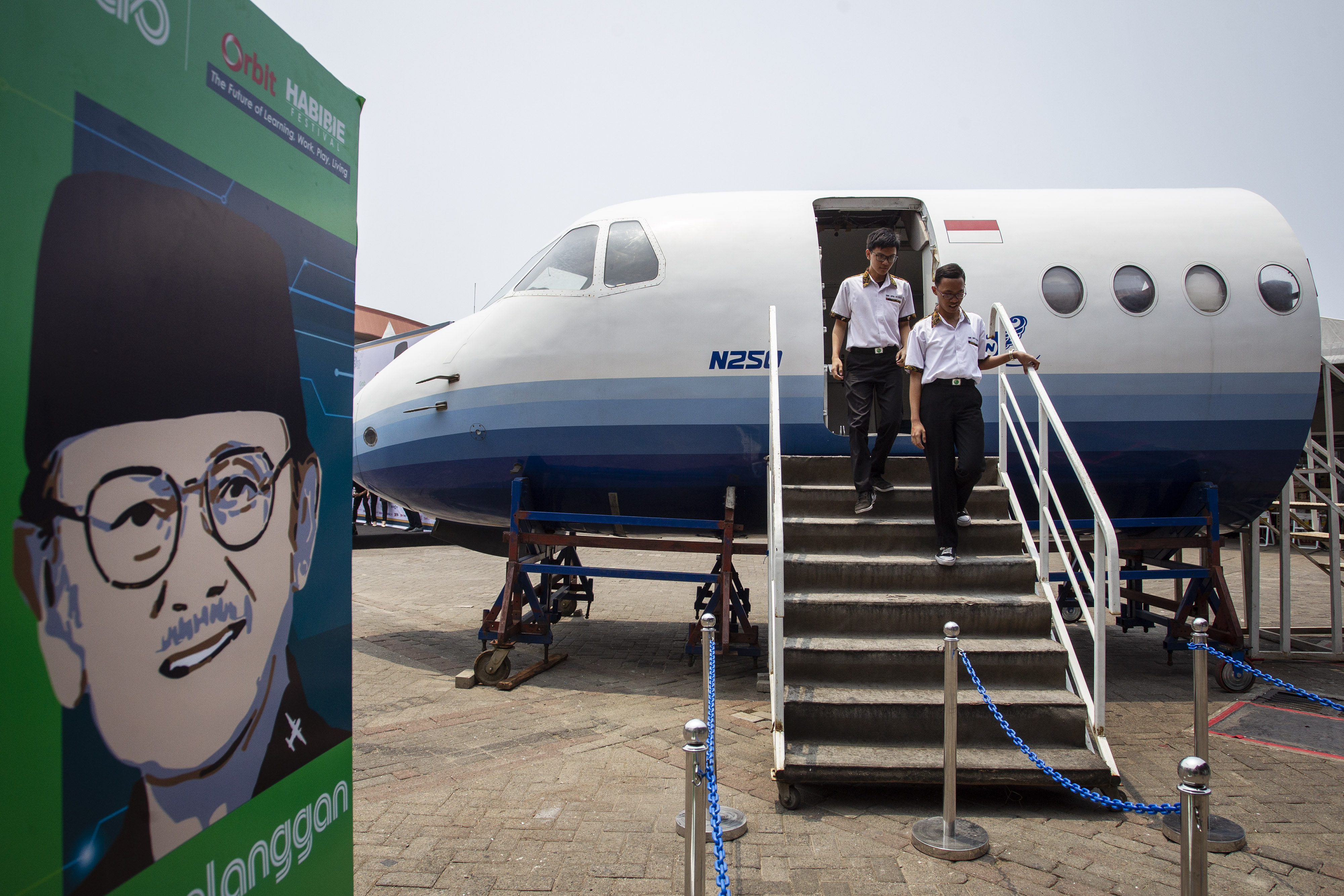 Mockup kokpit pesawat N250 yang dipamerkan dalam Orbit Habibie Festival di JIExpo Kemayoran, Jakarta, Kamis (17/10/2019).
