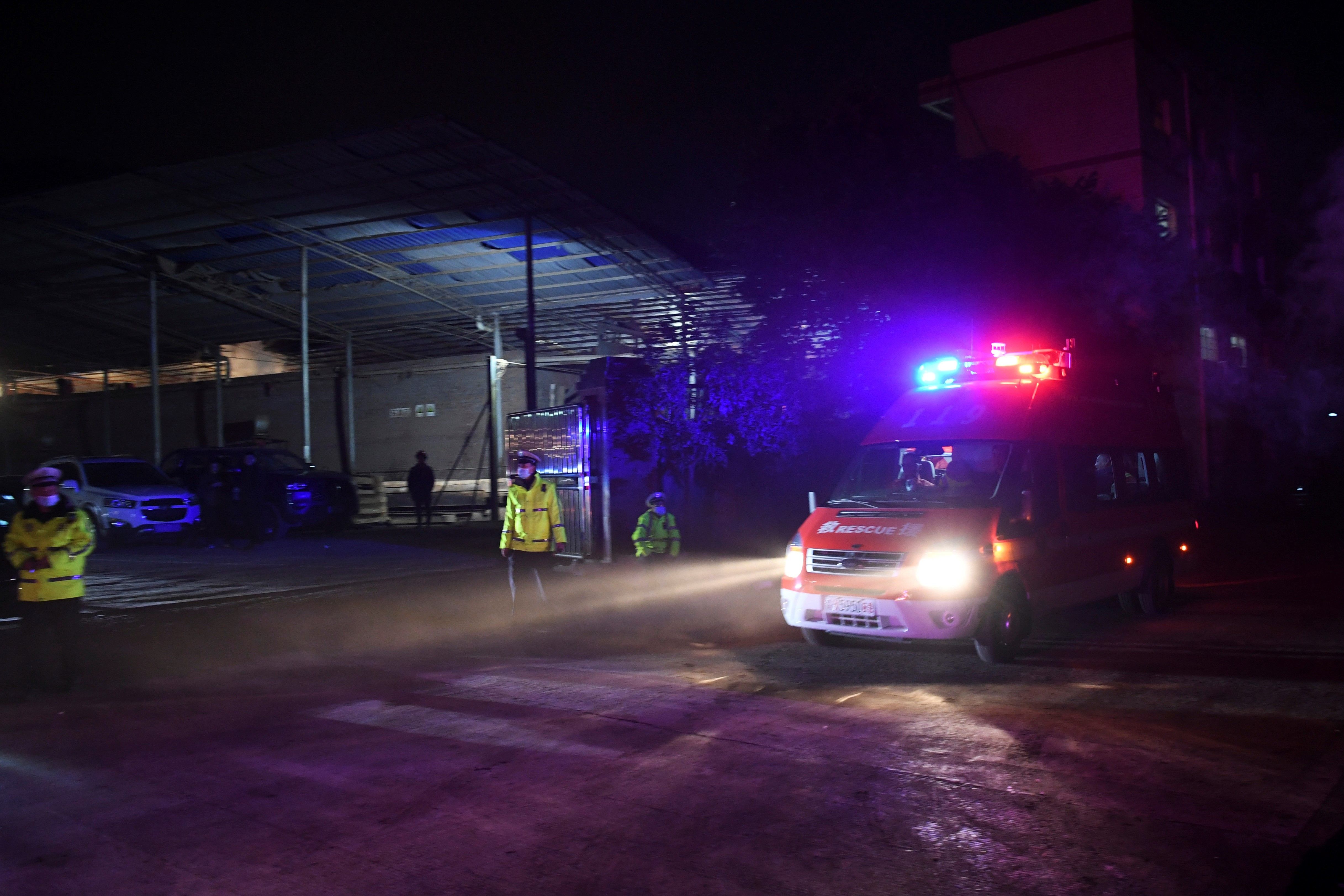 Tim penyelamat tiba di tambang batubara Diaoshuidong di barat daya  Chongqing, Tiongkok, Sabtu (5/12).