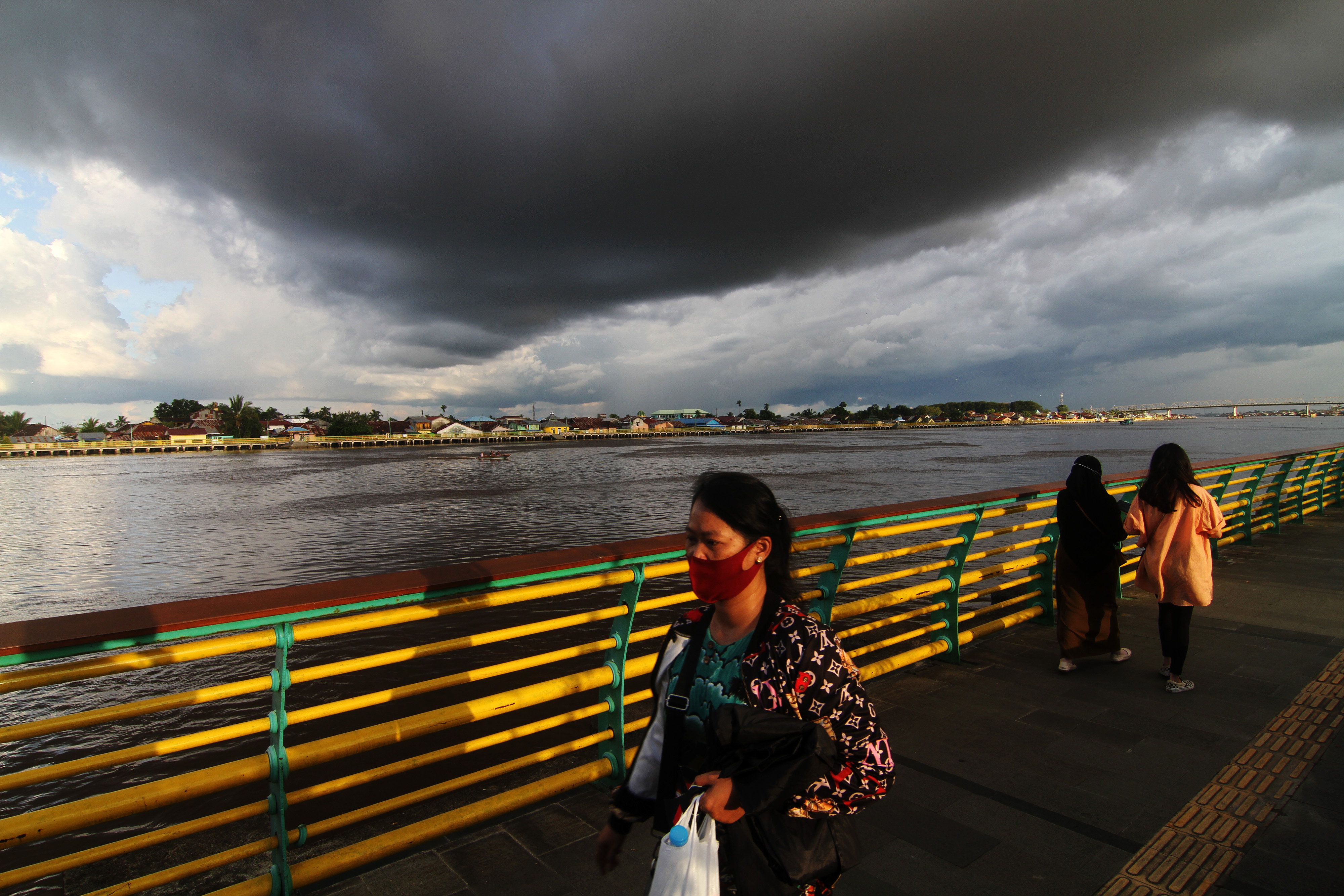 Ilustrasi: Awan hitam menyelimuti sebagian langit di tepian Sungai Kapuas di Pontianak, Kalimantan Barat, Jumat (20/11/2020).