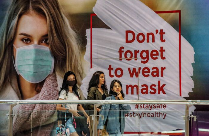 Sosialisasi jangan lupa memakai pasker (Don't forget to wear mask) tertempel di sebuah mall, di jakarta