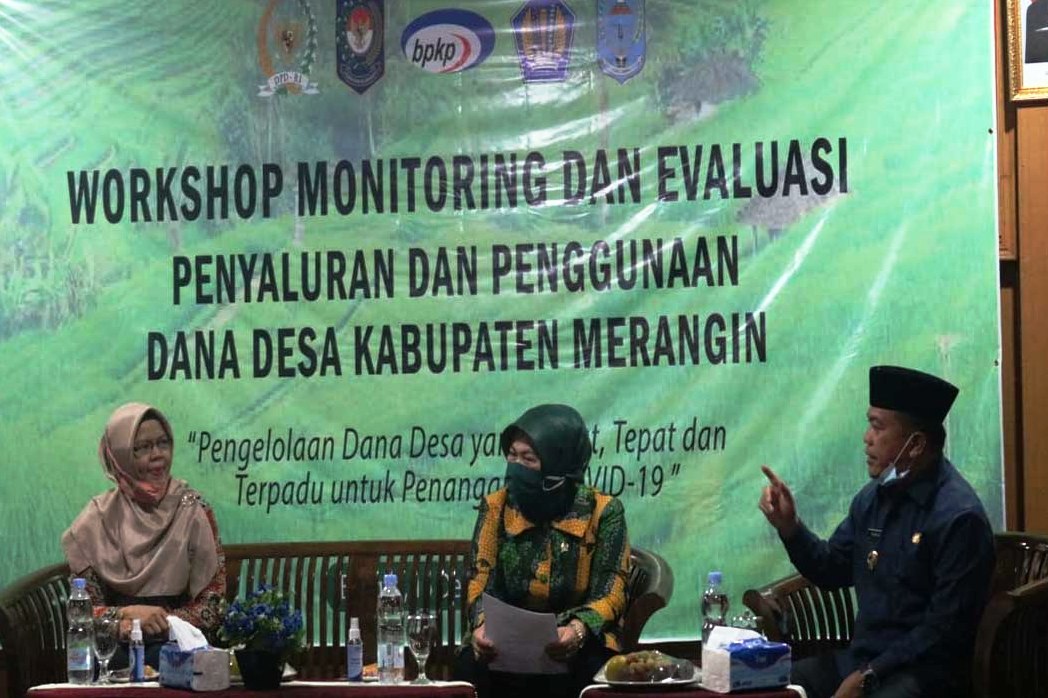 Bupati Merangin Al Haris berbicara pada Workshop Monitoring & Evaluasi Penyaluran & Penggunaan Dana Desa, di Kota Bangko, Merangin, Jambi.