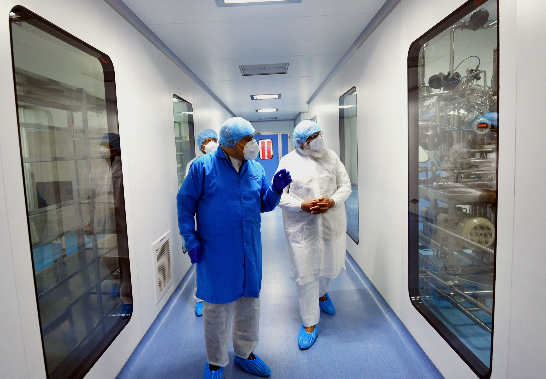 PM INdia Narendra Modi (kanan) meninjau perusahaan vaksin the Zydus Biotech Park, Ahmedabad, India, Sabtu (28/11/2020)