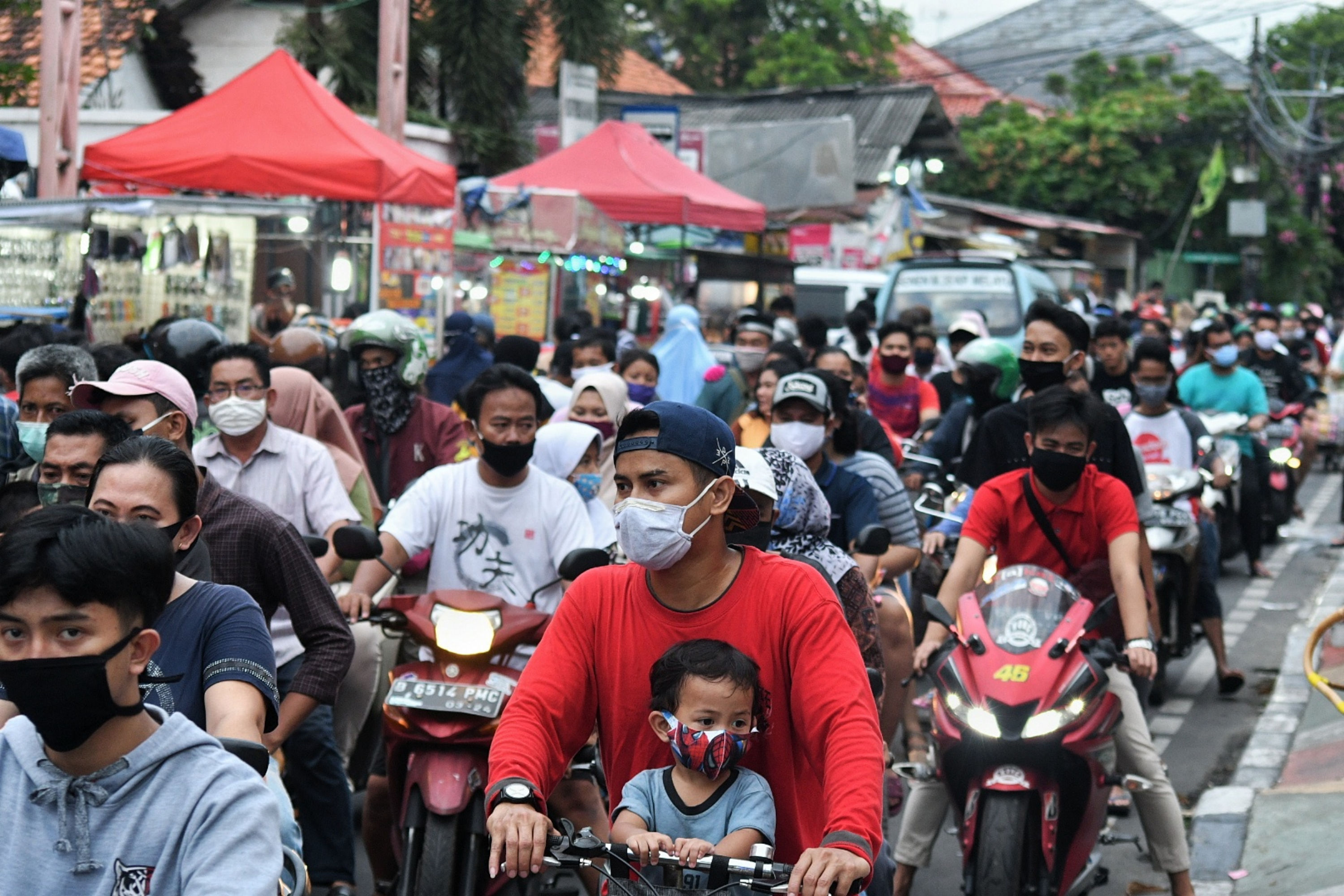 Kemacetan akibat pedang kaki lima di kawasan Johar Baru, Jakarta.