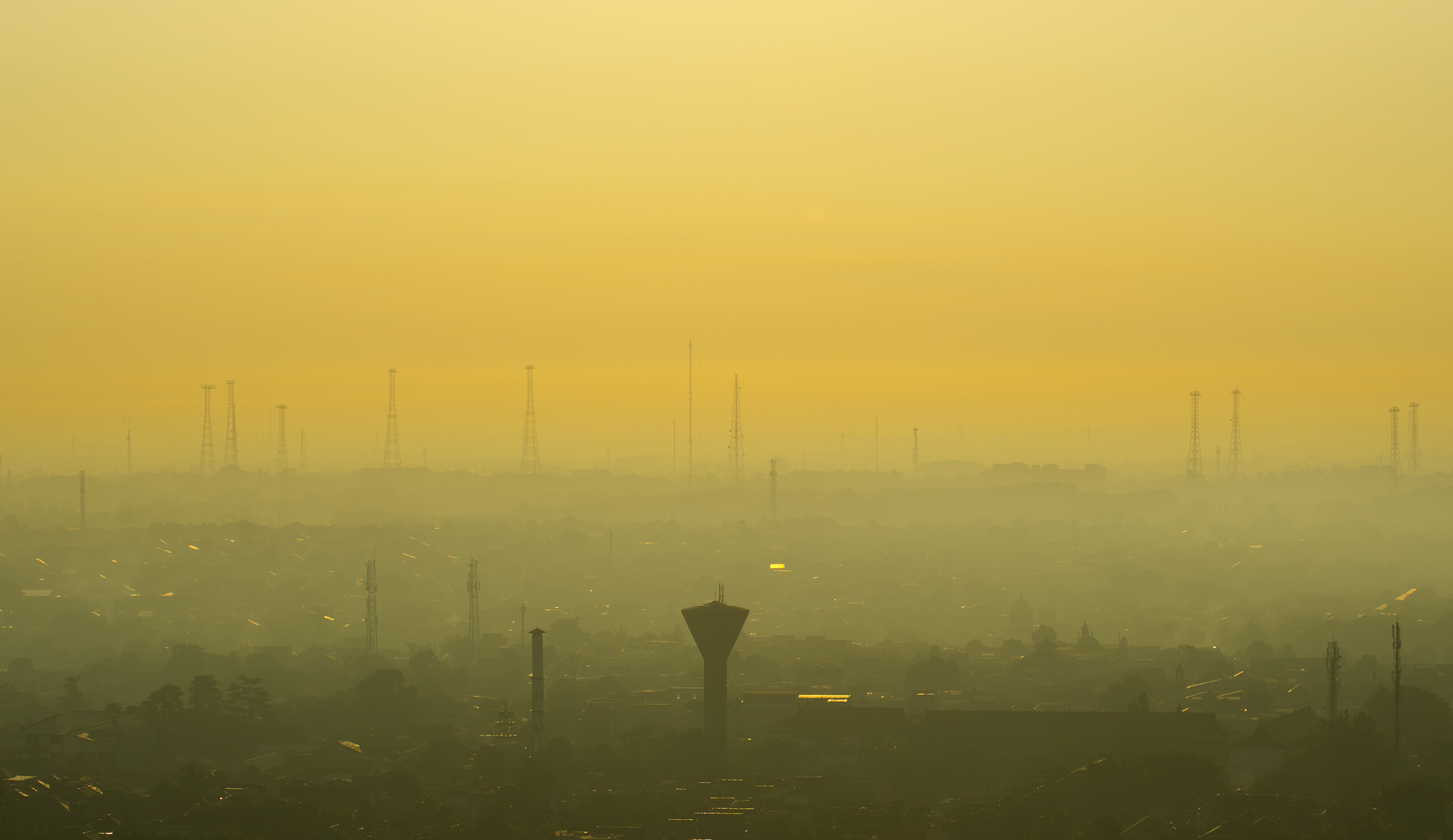  Deretan menara telekomunikasi di Depok, Jawa Barat, Rabu (9/3).
