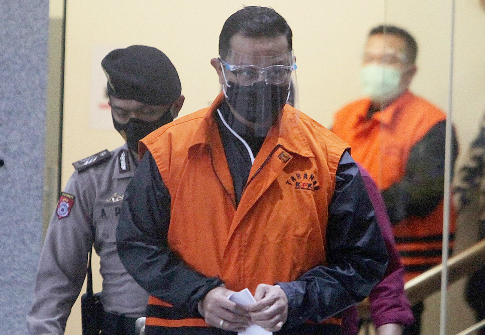 Menteri Sosial Jualiari Peter Batubara mengenakan rompi tahanan KPK.