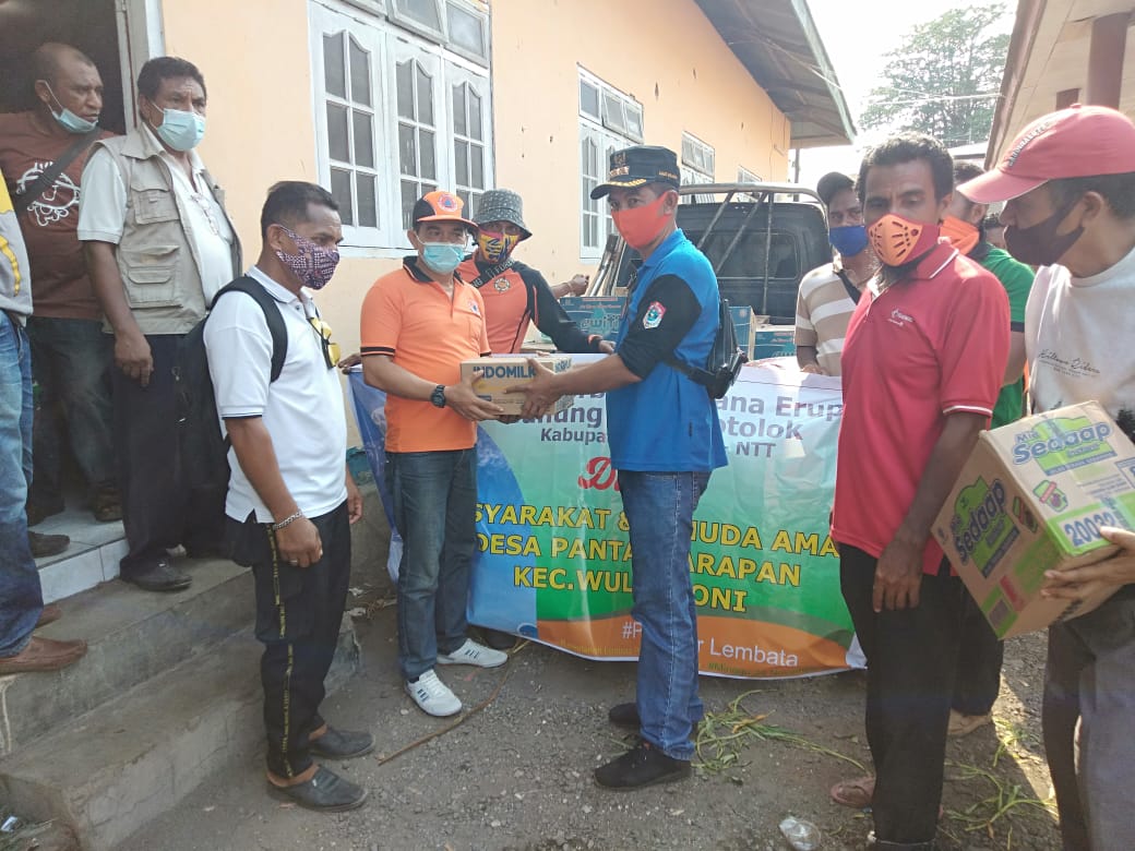 Bantuan kemanusiaan dari desa-desa di Kabupaten Lembata berdatangan untuk pengungsi akibat erupsi Gunung Ile Lewotolok.
