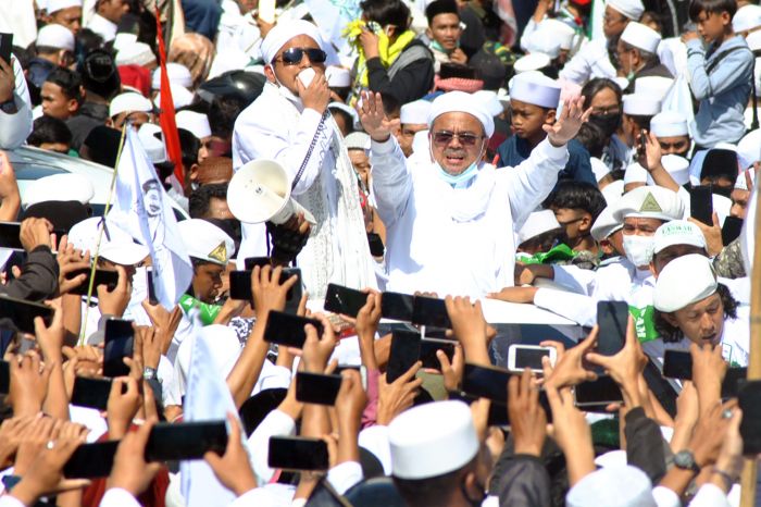 Rizieq Shihab (tengah) menyapa ribuan jamaah di jalur Puncak