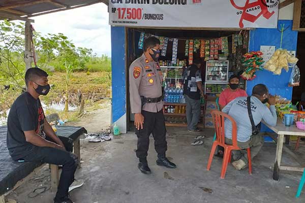 Kapolsek Sebangau I Wayan Sukarya membubarkan kerumunan massa, di Palangka Raya, kemarin.