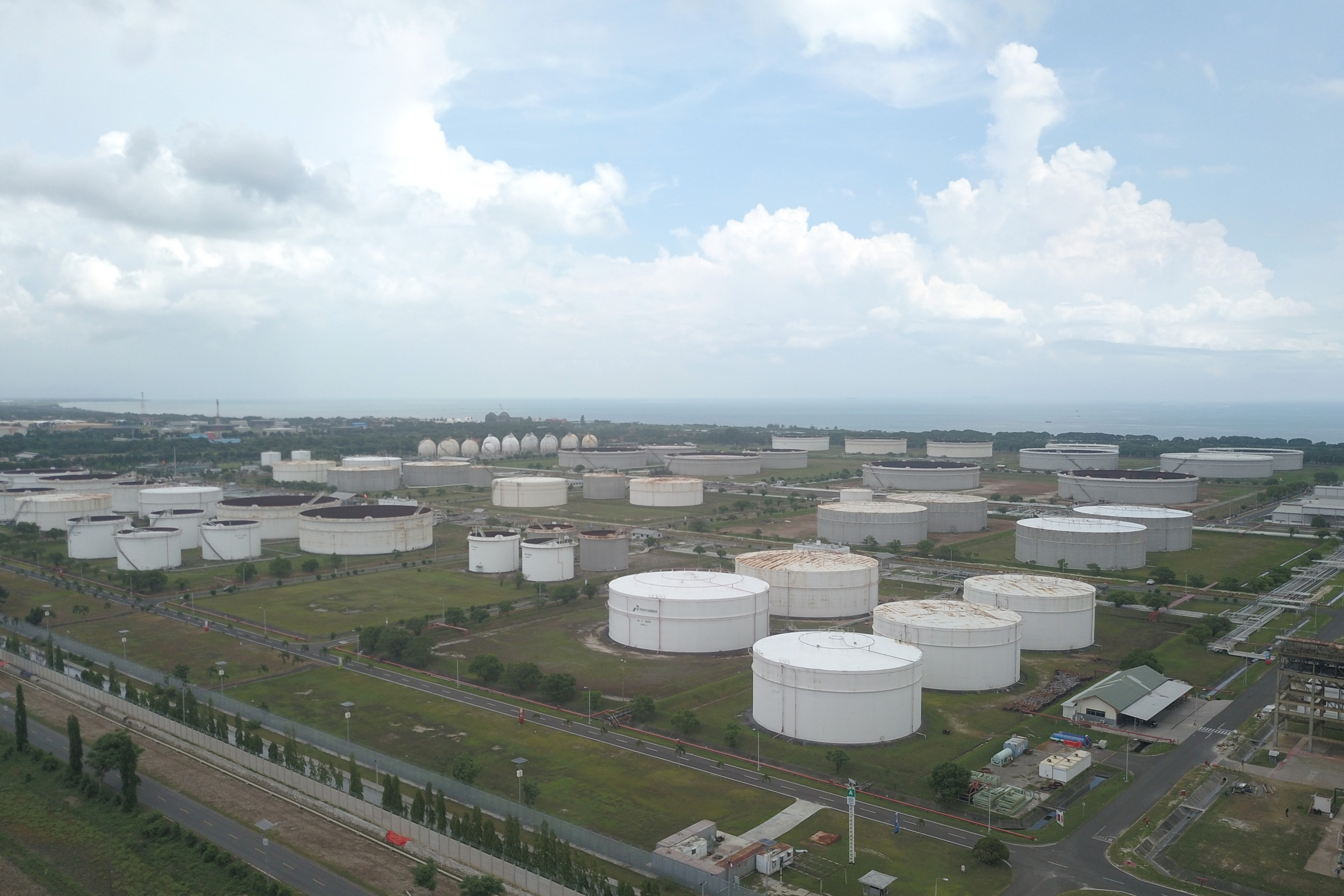 PENGEMBANGAN KILANG BALONGAN: Foto udara kawasan Kilang RU VI Balongan, Indramayu, Jawa Barat, Jumat (24/1/2020).