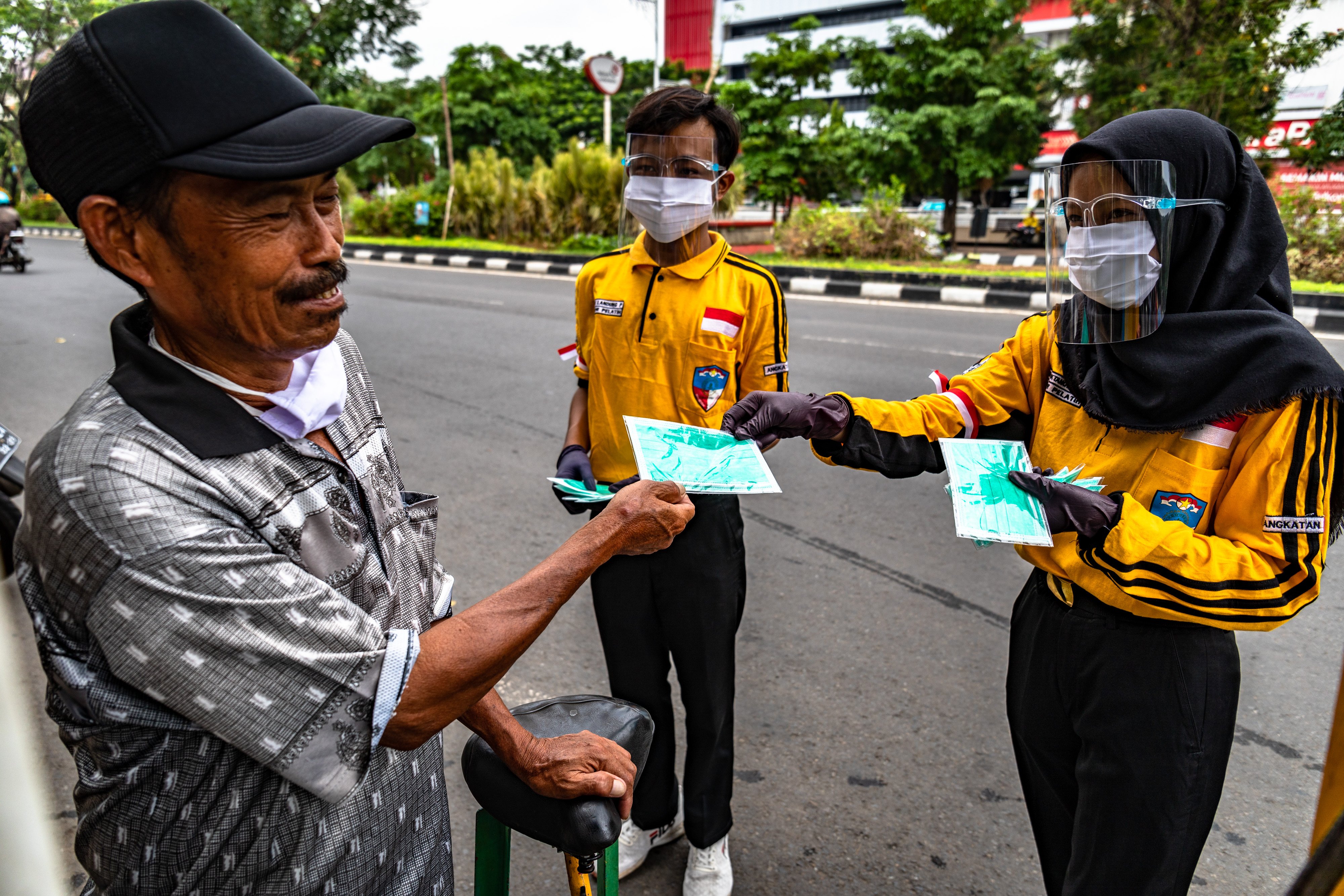 Ilustrasi--Sejumlah pelajar Sekolah Menegah Kejuruan (SMK) membagikan masker gratis kepada warga di Semarang, Jawa Tengah.