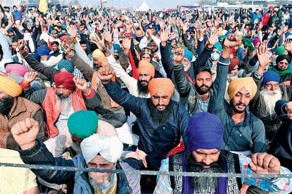 Petani meneriakkan slogan selama aksi pemogokan massal di perbatasan negara bagian Delhi-Haryana di Singhu, India