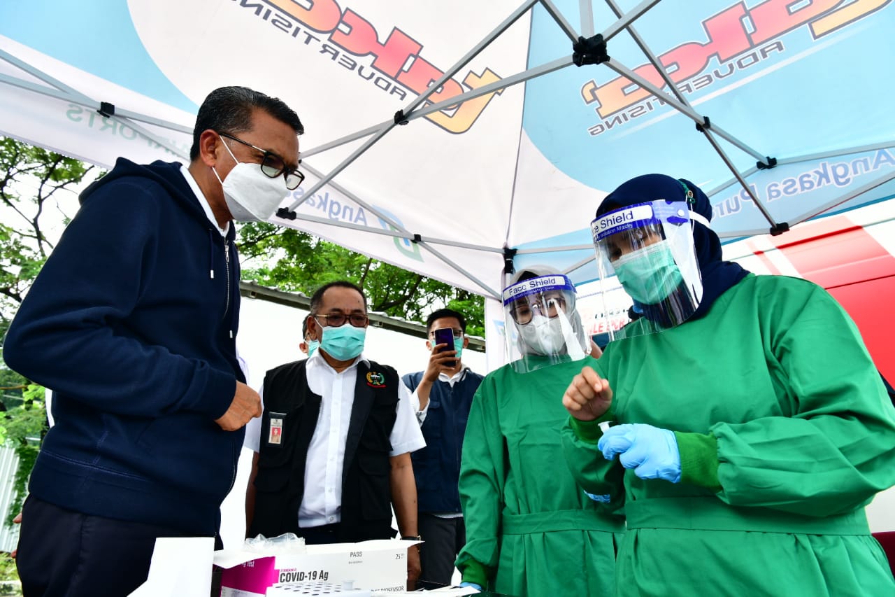 Gubernur Sulsel, Nurdin Abdullah meninjau lokasi rapid antigen gratis yang disiapkan pemprov di Bandara Sultan Hasanuddin, Rabu (23/12/2020)