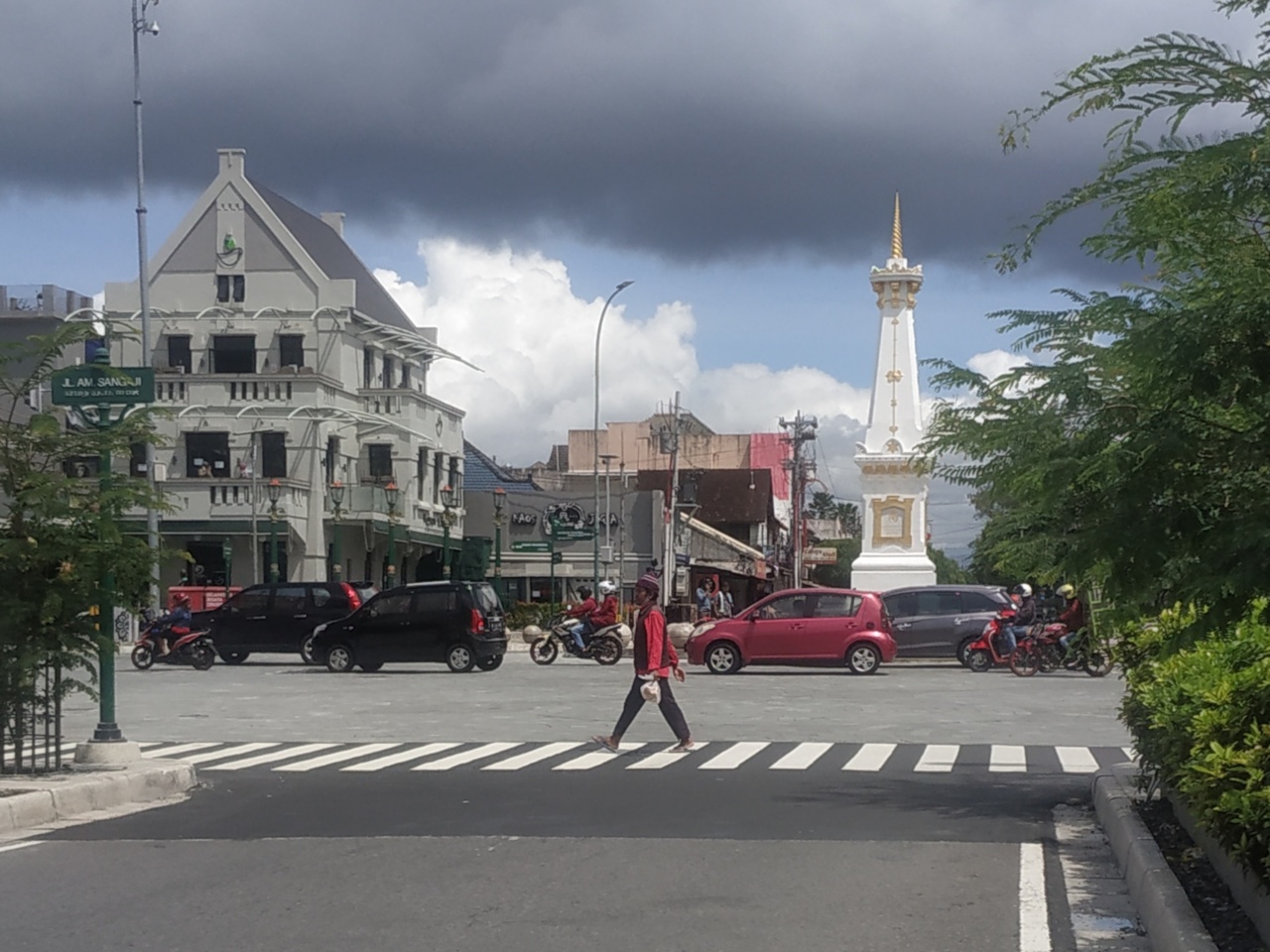Warga berjalan di Tugu Pal Putih, Yogyakarta. Saat ini kasus covid-19 di Kota Yogyakarta terus bertambah, 