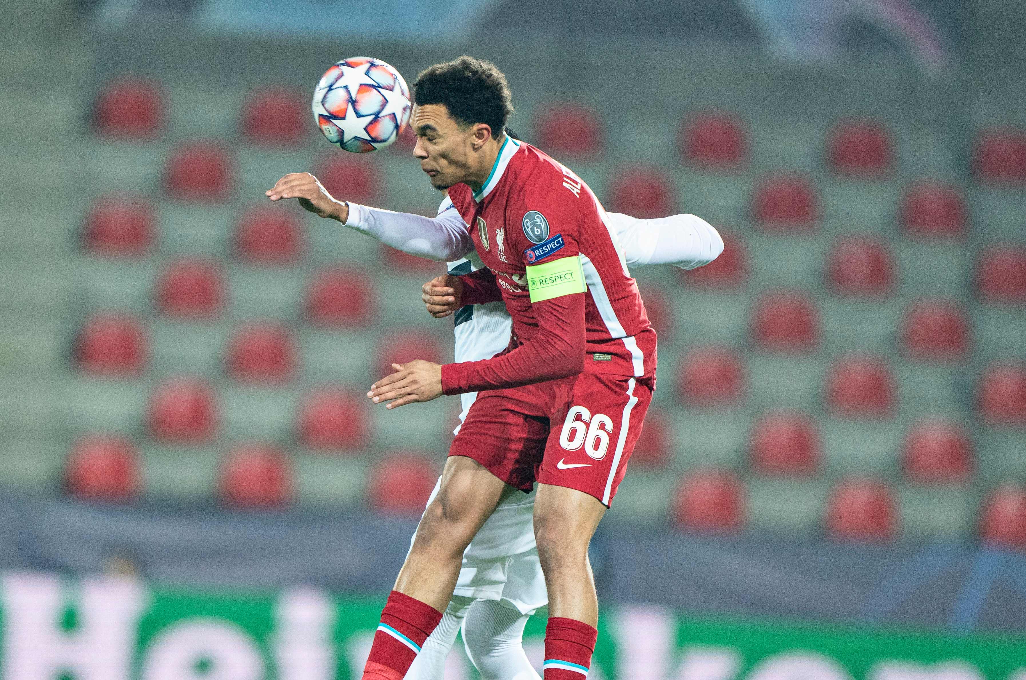 Bek Liverpool Trent Alexander-Arnold mengemban ban kapten dalam laga Liga Champions melawan Midtjylland.