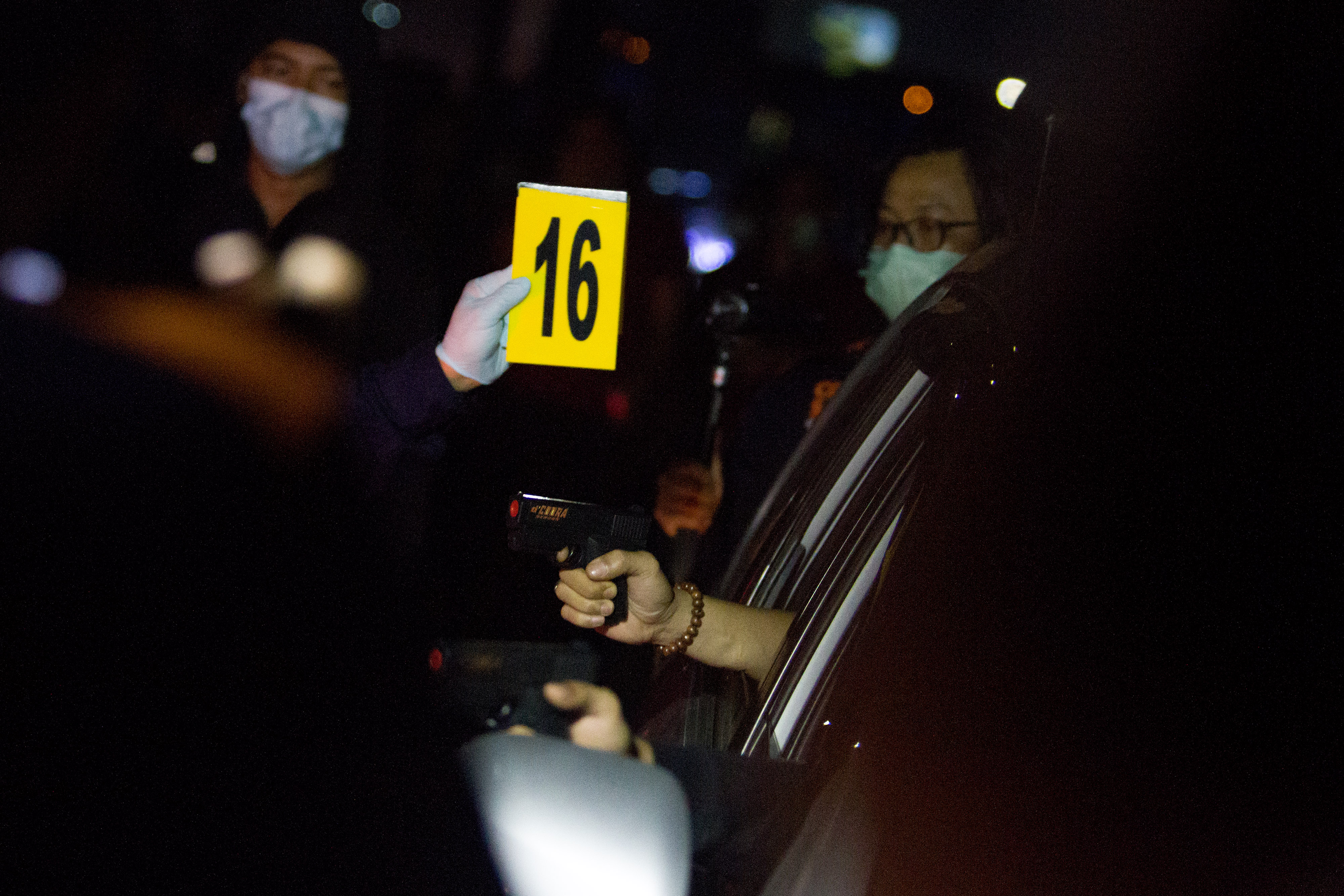 REKONSTRUKSI KASUS PENEMBAKAN LASKAR FPI: Sejumlah anggota tim penyidik Bareskrim Polri memperagakan adegan saat rekonstruksi kasus penembak