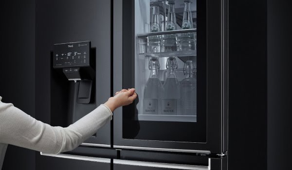 Canggih, Kulkas ini Terbuka dengan Perintah Suara