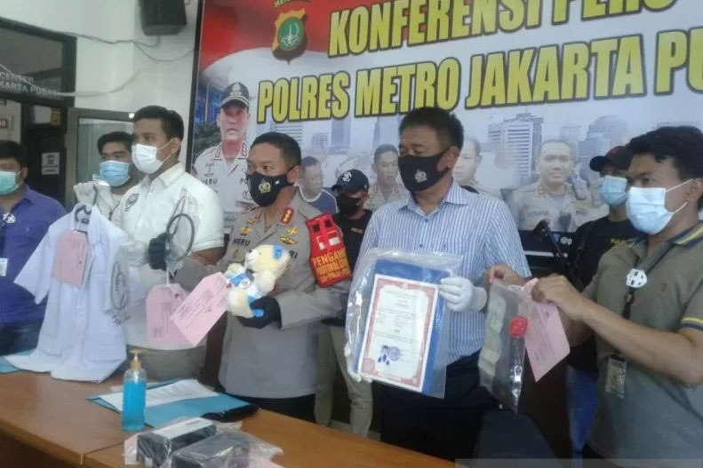 Kapolres Metro Jakarta Pusat Kombes Polisi Heru Novianto merilis kasus asusila sesama jenis yang dilakukan perawat dan pasien COVID-19 d 