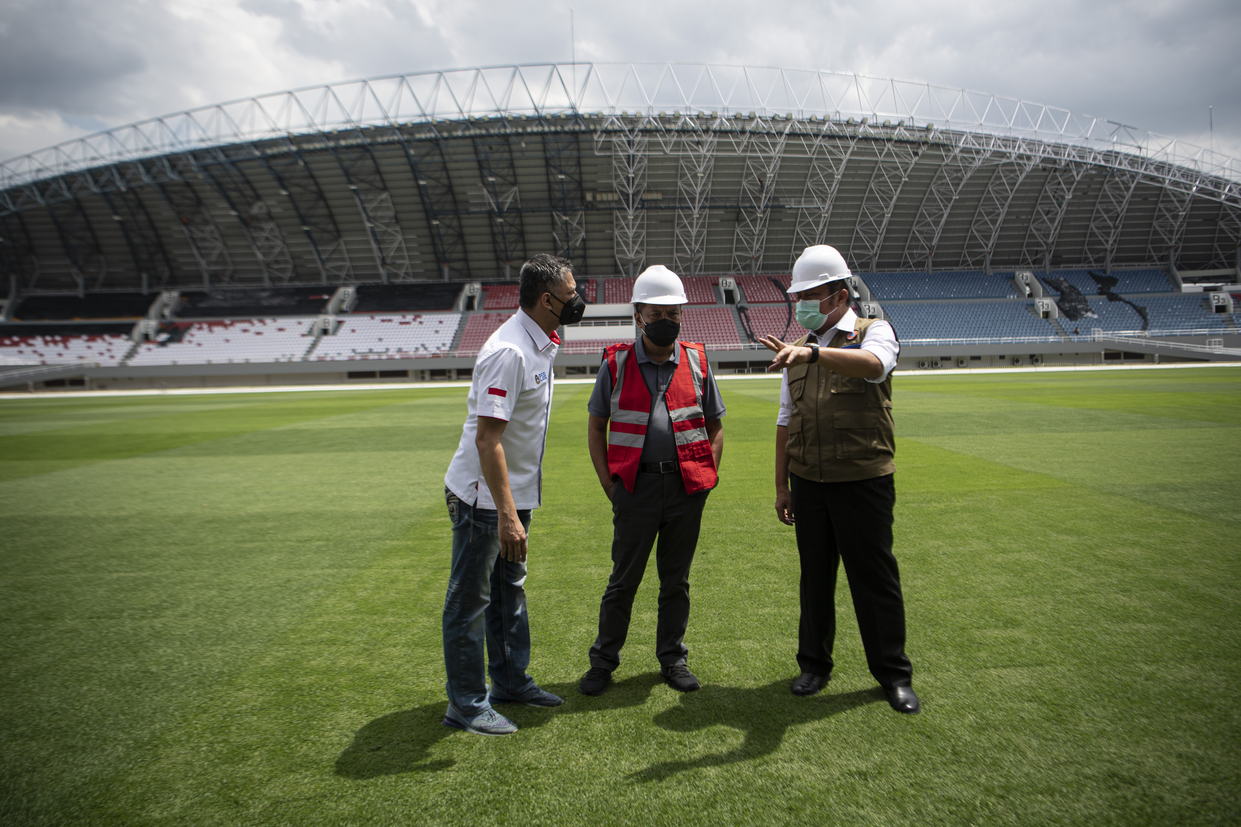 Menpora Zainudin Amali (tengah) saat meninjau Stadion Gelora Sriwijaya Jakabaring, Palembang, Sumsel, Selasa (8/12).