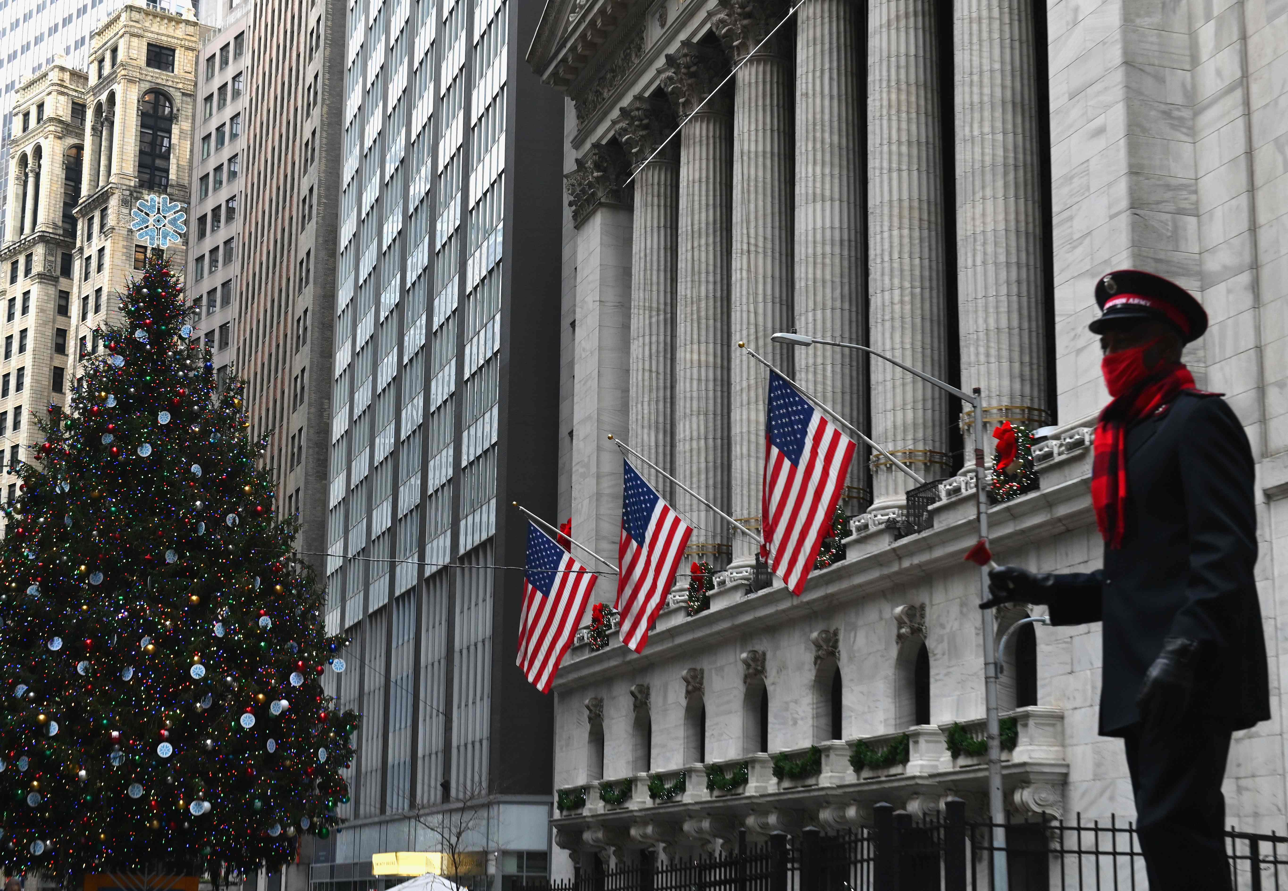 Suasana Wall Street di New York, AS, saat Natal.