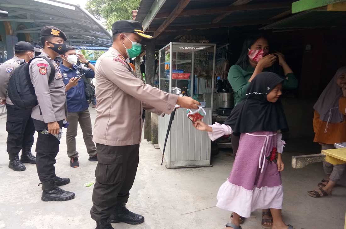 Kapolres Tanjungjabung Barat AKBP Guntur Saputro bagikan masker