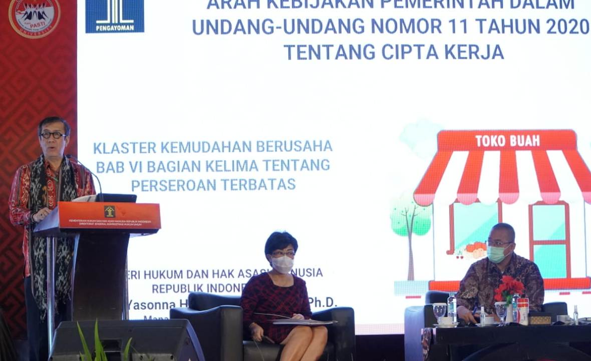 Menkumham Yassona Laoly saat membuka diskusi interaktif bertajuk arah kebijakan pemerintah memajukan UMK di Manado, Sulut.