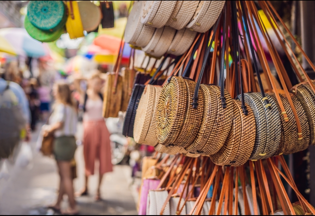  Kamu bisa menikmati atau bahkan menemukan buah tangan yang kaya akan kekhasan karakter Nusantara.