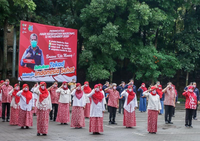ASN Pemkot Cimahi mengikuti upacara saat Peringatan Hari Kesehatan Nasional (HKN) di lingkungan kantor Pemkot Cimahi.