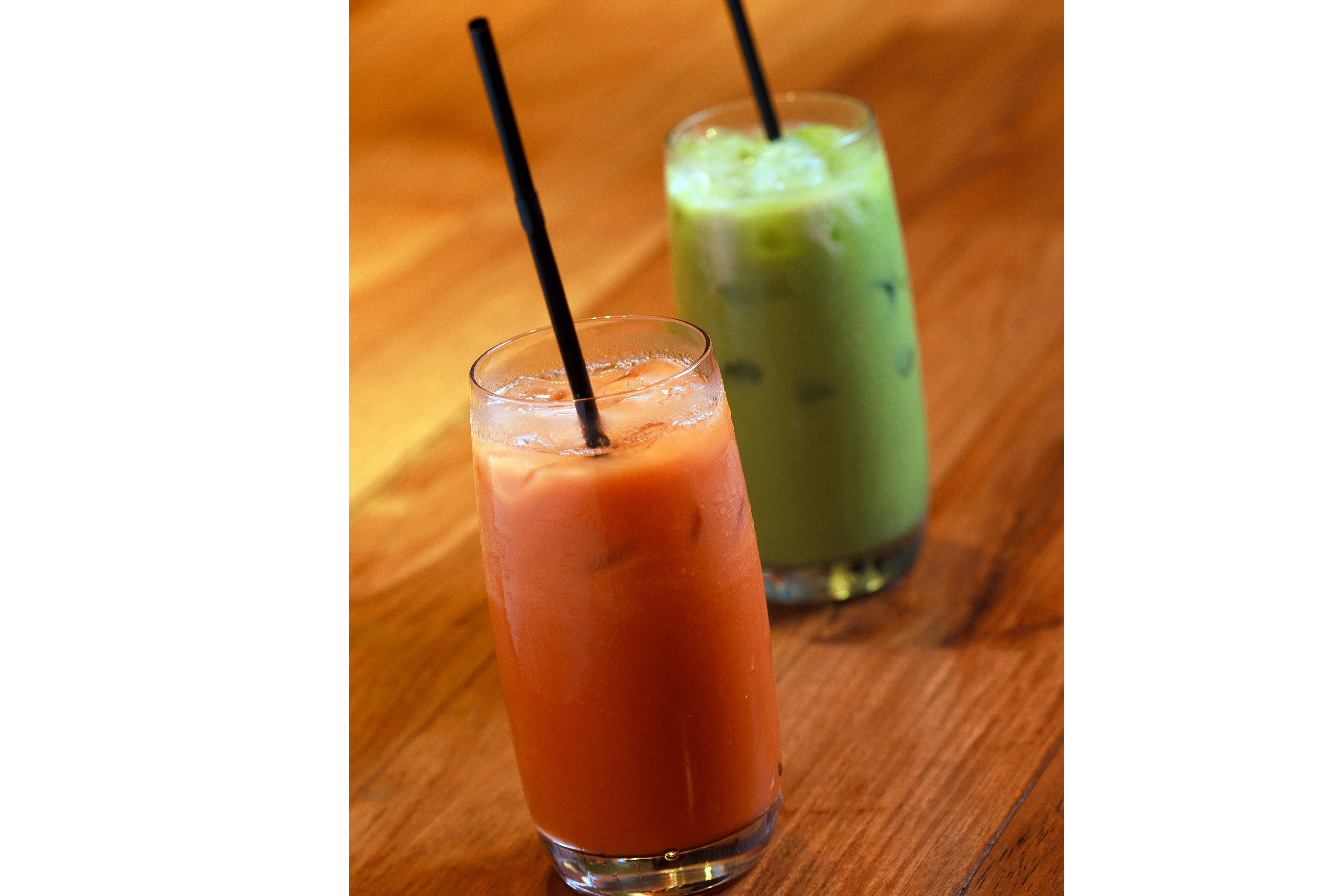 Ilustrasi  Thai iced tea dan Thai iced green tea.  