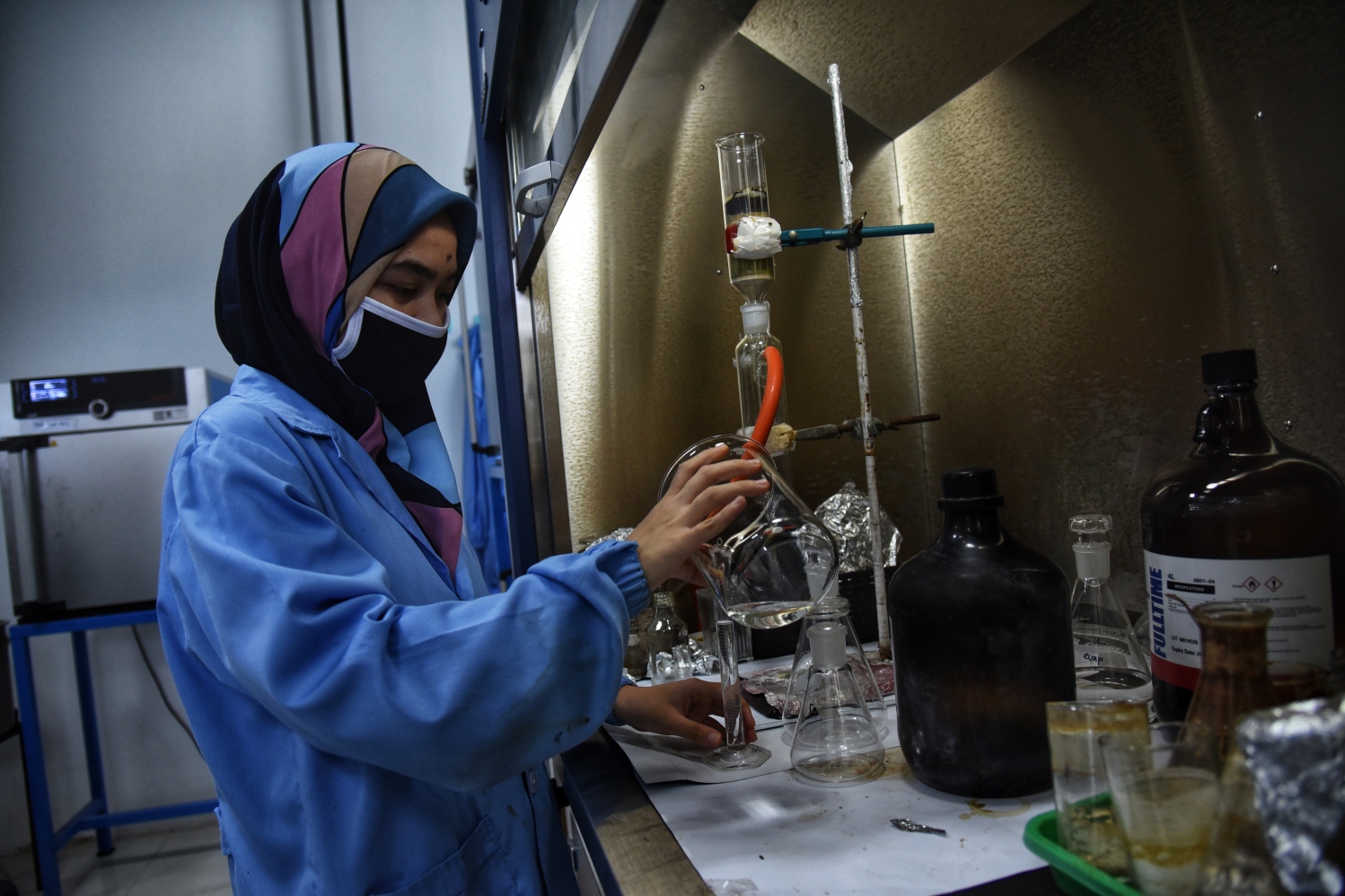 Peneliti LIPI sedang memisahkan ekstrak daun ketepeng untuk membuat obat herbal