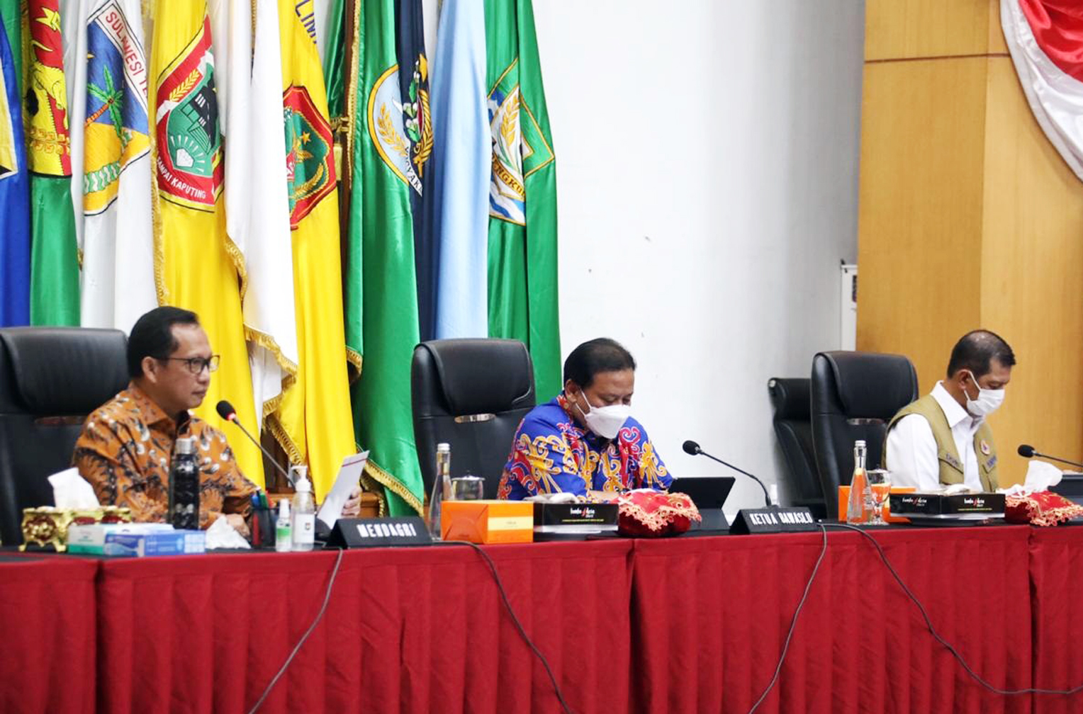 Menteri Dalam Negeri Tito Karnavian (kiri) bersama Ketua Badan Pengawas Pemilu Abhan (tengah) dan Kepala BNPB Doni Munardo.