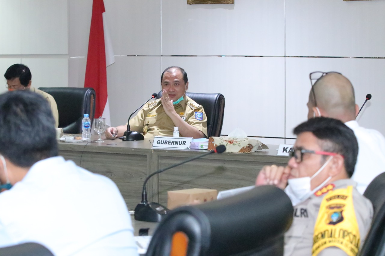Gubernur Babel Erzaldi Rosman menggelar rapat untuk mencari solusi terkait pertambagangan laut di wilayah Babel.