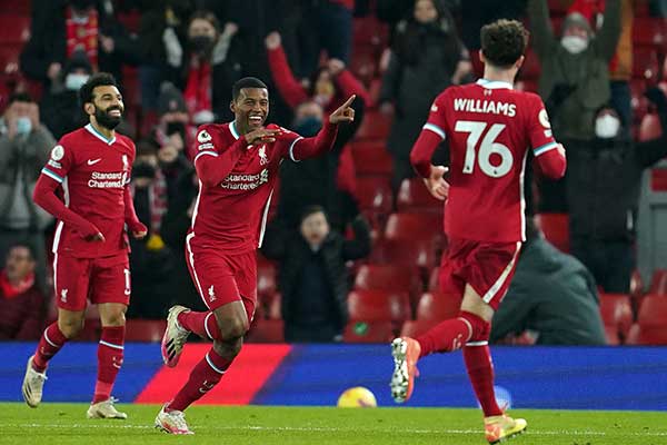 Pemain Liverpool Georginio Wijnaldum (tengah) melakukan selebrasi setelah menjebol gawang Wolverhampton Wanderers