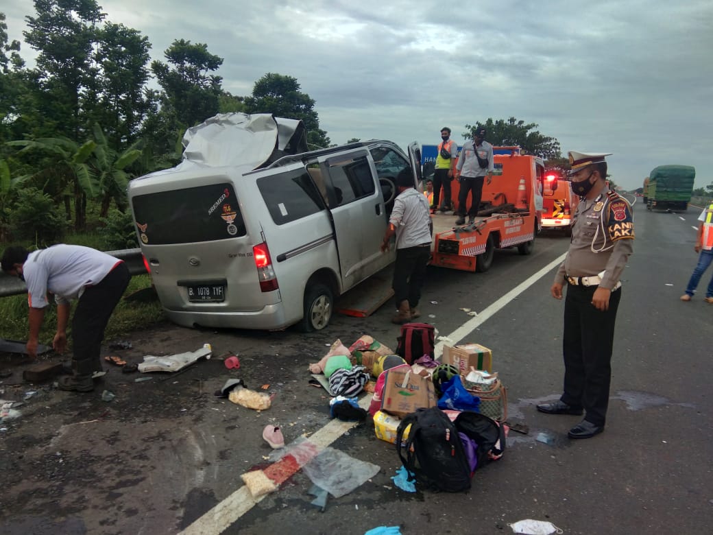 Petugas mengevakuasi minibus yang mengalami kecelakaan maut di Tol Cipali, Kamis (17/12/2020)