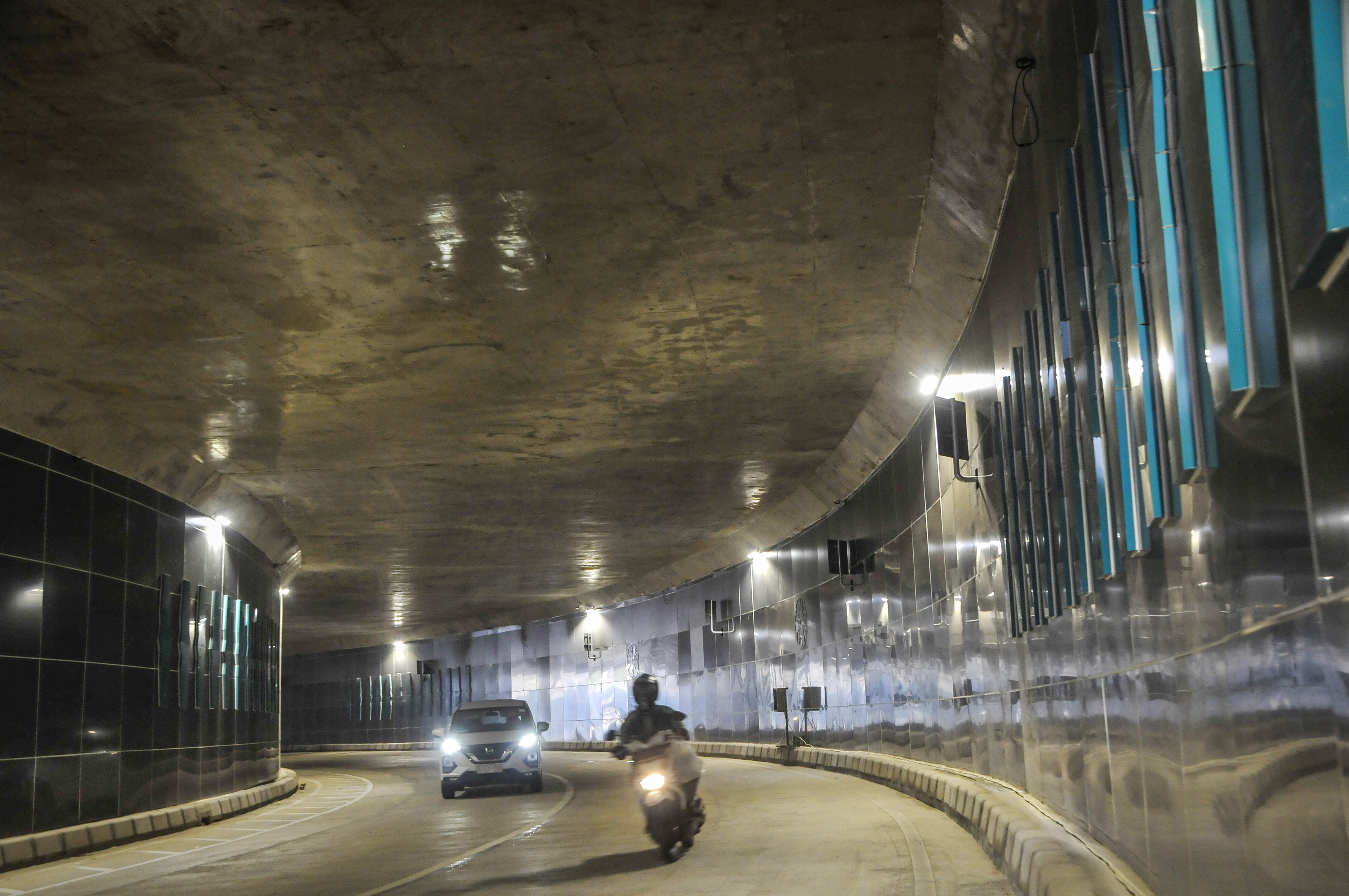 Sejumlah kendaraan melintas di Underpass Senen Extension, Jakarta.