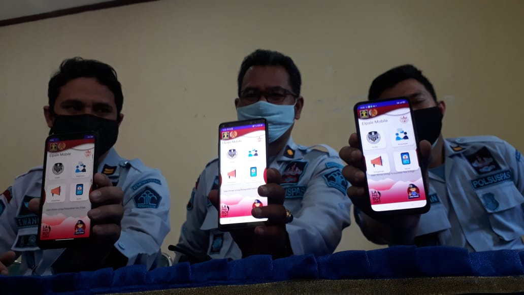 Petugas Lapas Paledang Kelas II A Bogor menunjukkan aplikasi Elpale Mobile, layanan digital terobosan baru menjadi solusi di saat pandemi.
