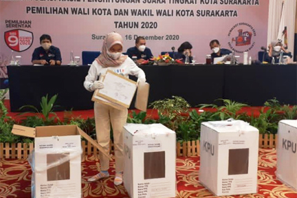 KPU Surakarta gelar rekapitulasi penghitungan suara Pilwalkota Surakarta, Rabu (16/12) dengan hasil paslon Gibran-Teguh  menang atas Bajo.