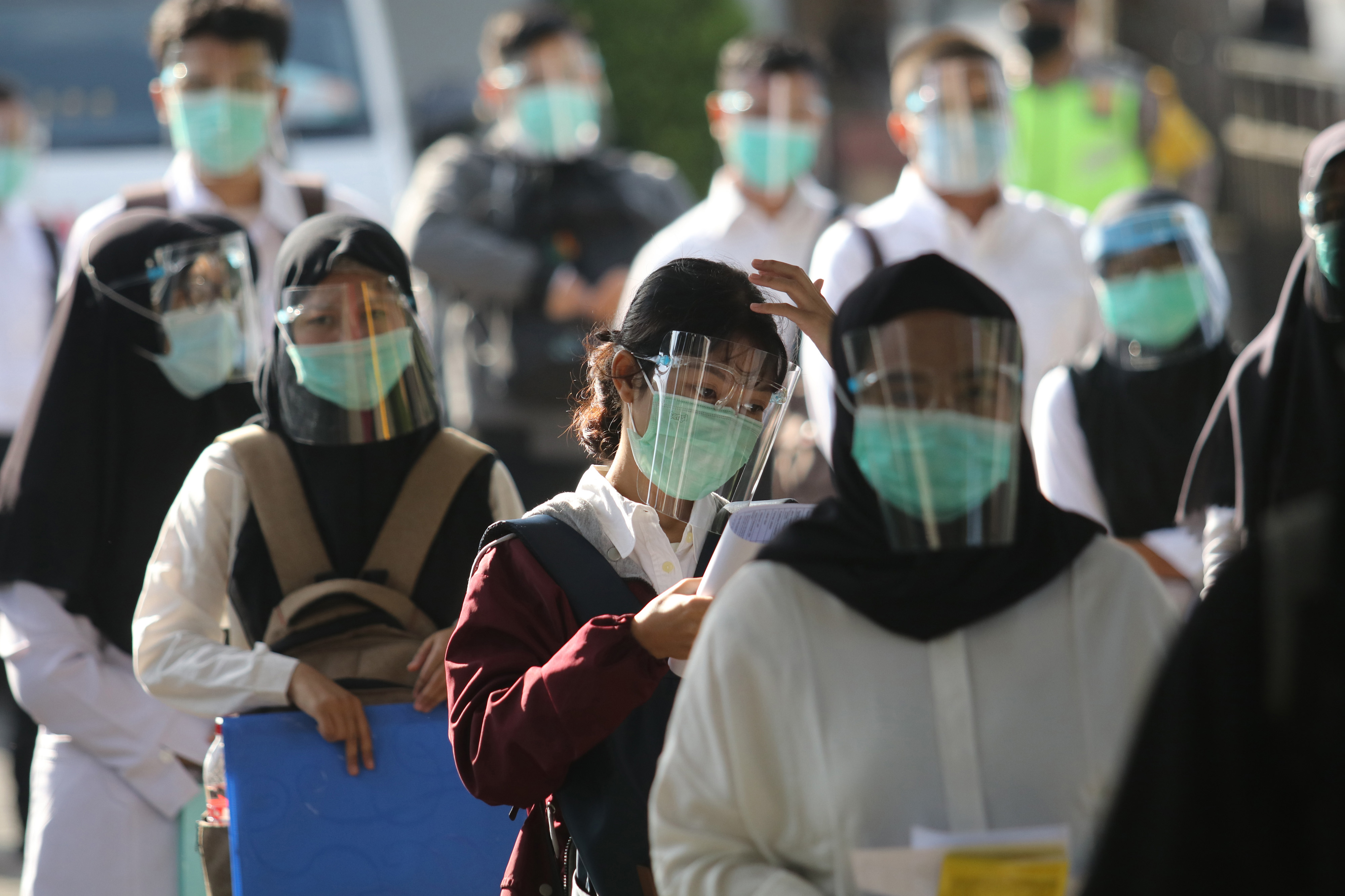 Sejumlah peserta antre memasuki ruang tes SKB CPNS di Kediri, Jawa Timur.