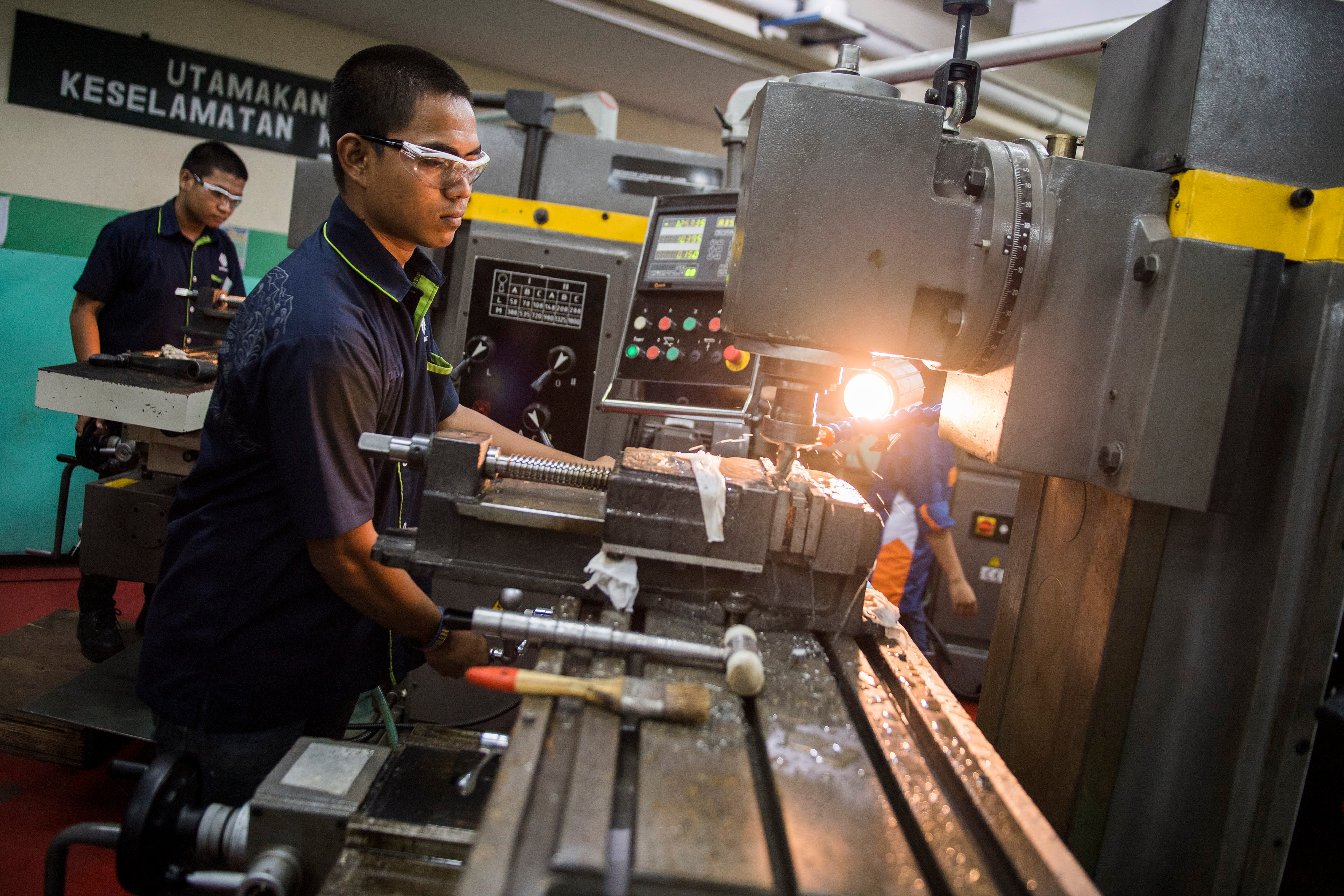 Peserta pelatihan kerja mengoperasikan mesin berbasis manufaktur di Balai Latihan Kerja (BLK) di Bandung, Jawa Barat, Rabu (11/03/2020