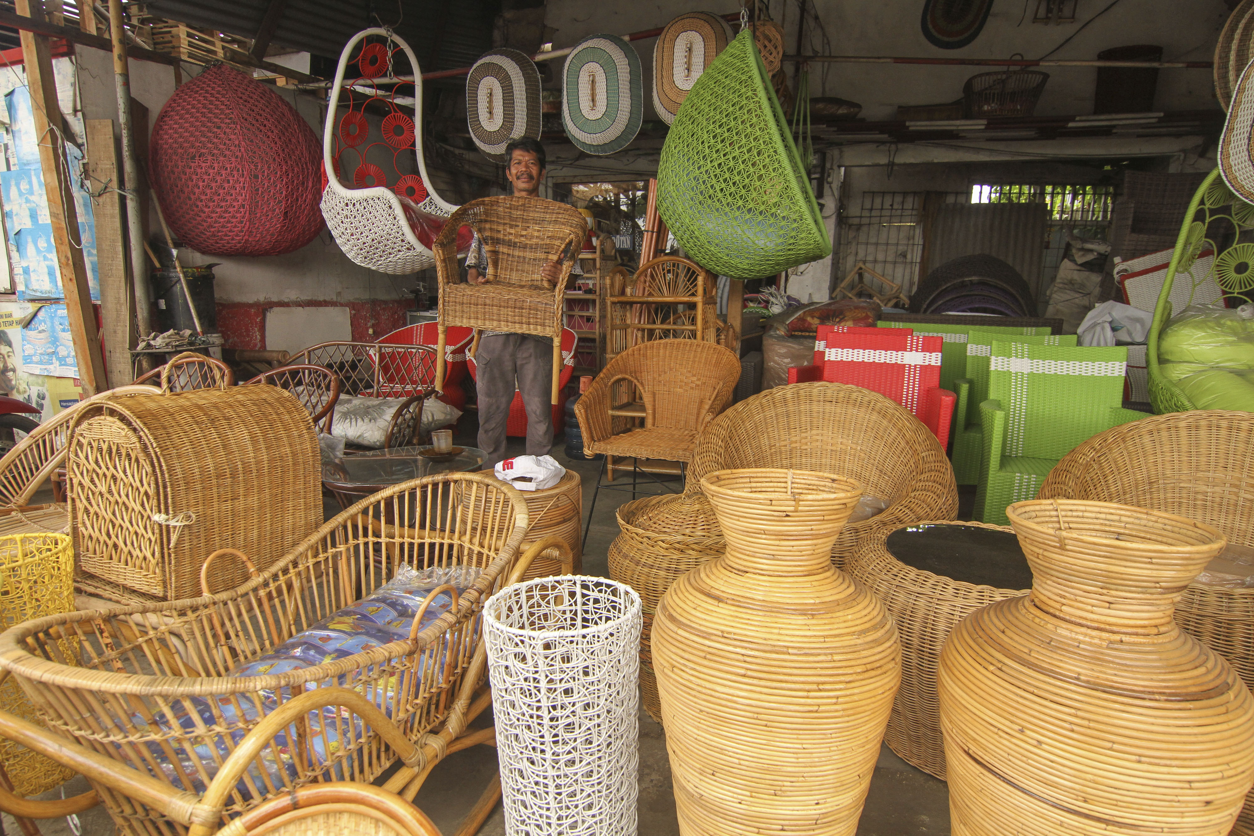 Permintaan mebel rotan dari AS mencapai 130 kontainer per bulan, namun baru bisa dipenuhi 60 kontainer oleh pengusaha mebel Cirebon.