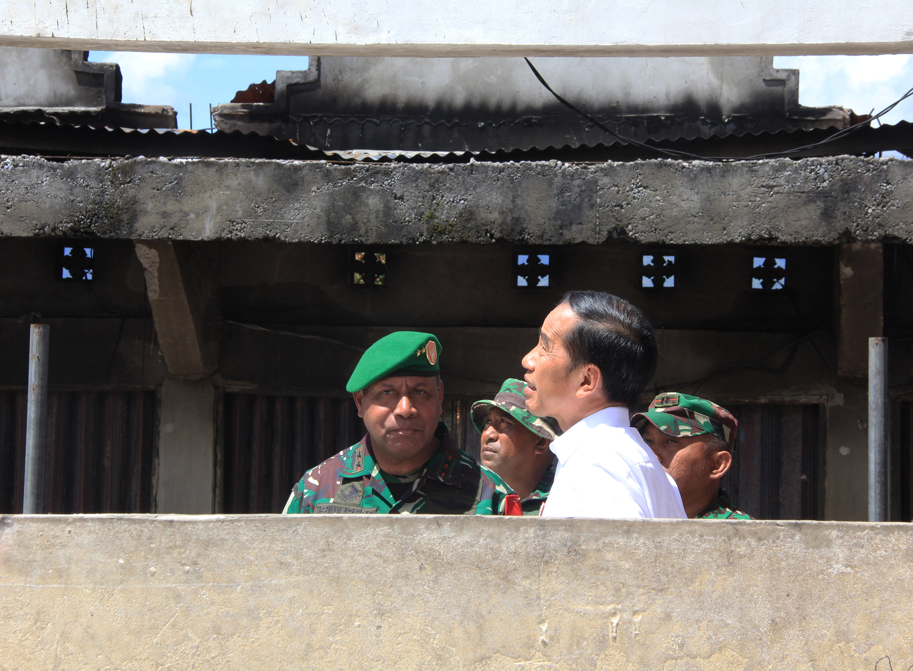 Letjen TNI Herman Asaribab bersama Presiden Joko Widodo