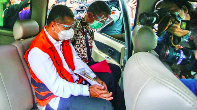 Wali Kota Cimahi Ajay Muhammad Priatna berada di mobil tahanan seusai menjalani pemeriksaan di Gedung KPK.