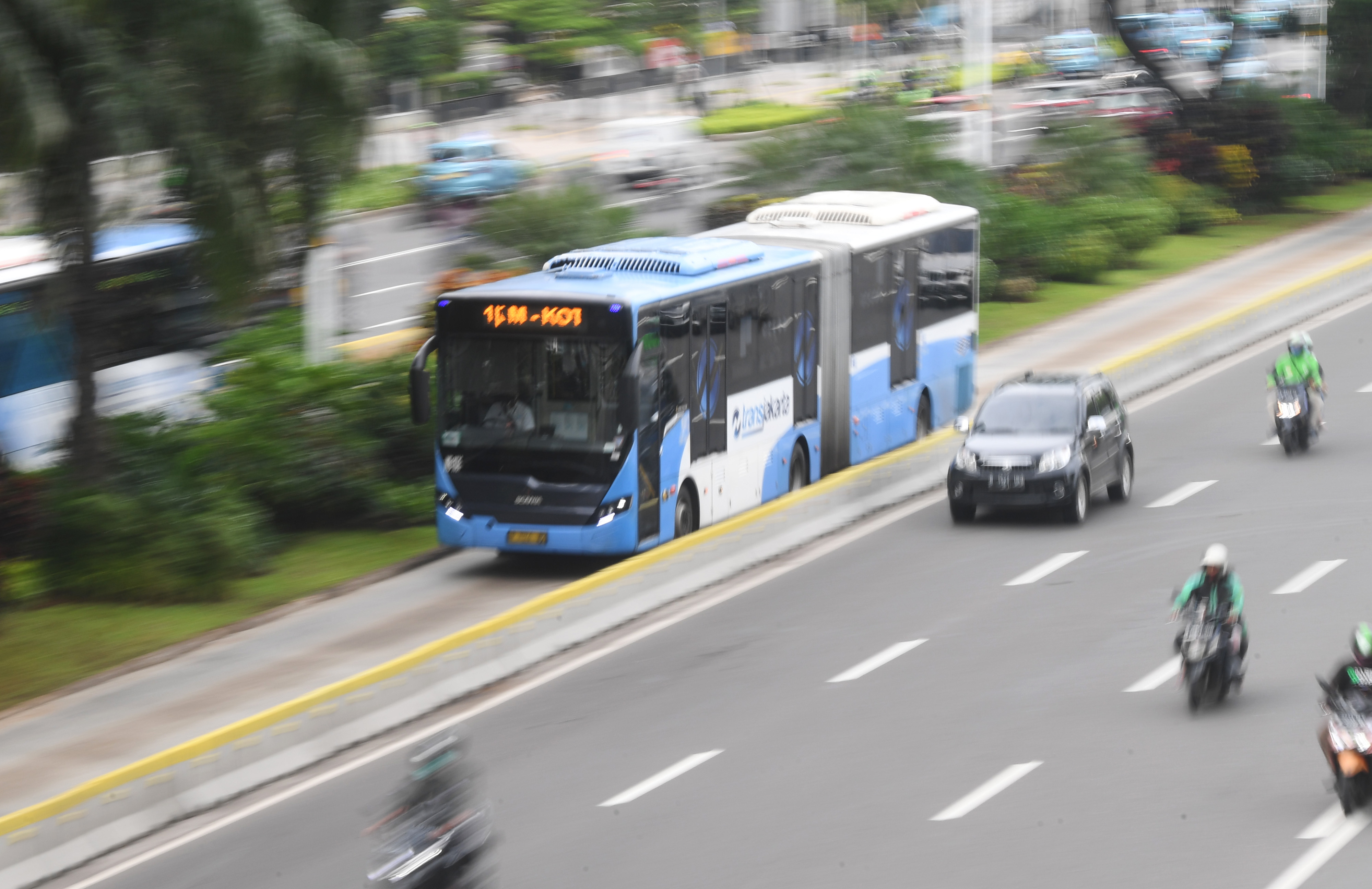 Bus Trans-Jakarta melintas di Jalan Jenderal Sudirman, Jakarta.