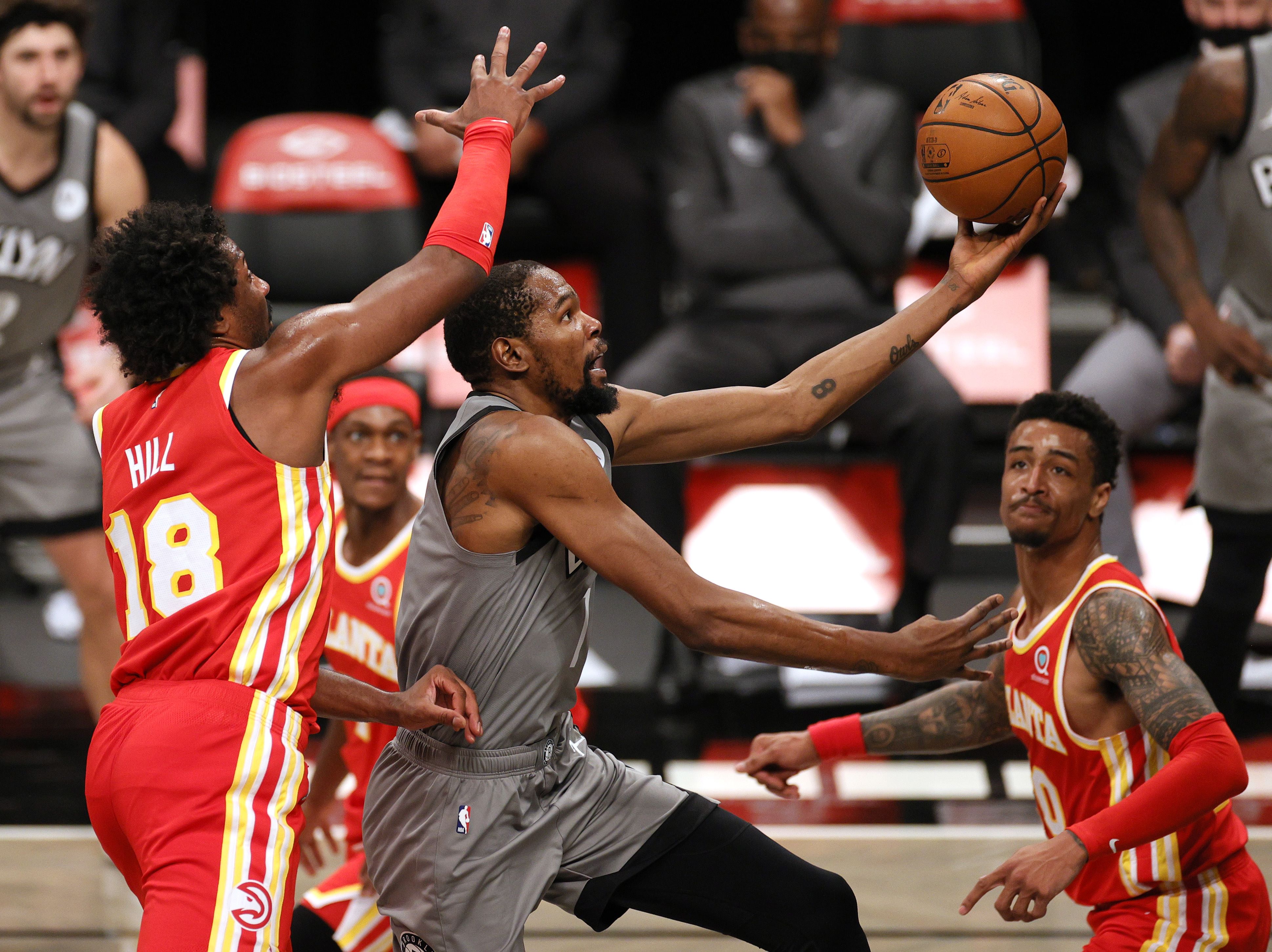  Kevin Durant (tengah) sumbang kemenang untuk timnya Brooklyn Nets mengalahkan Atlanta Hawks, dengan skor 145-141, Rabu (30/12/2020).