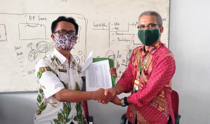 Kabid KKP Pusluhtan I Wayan Ediana (kanan) serahkan bantuan Kementan