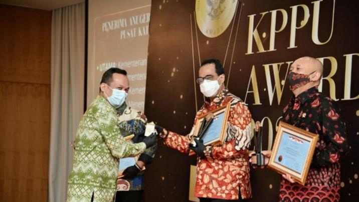 Menhub BUdi Karya SUmadi menerima KPPUAward untuk kemenhub