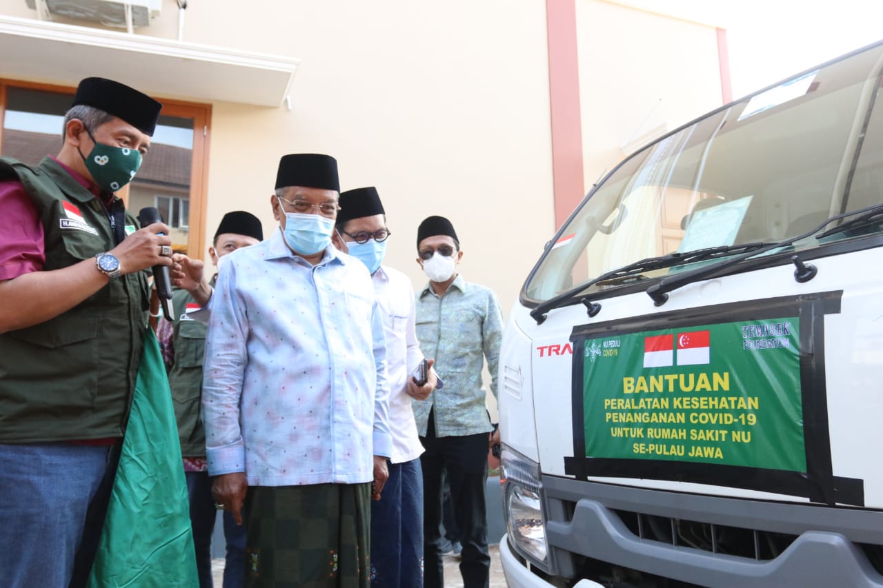 Ketua Umum PBNU Said Aqil Siroj saat melepas keberangkatan penyaluran bantuan, kemarin.