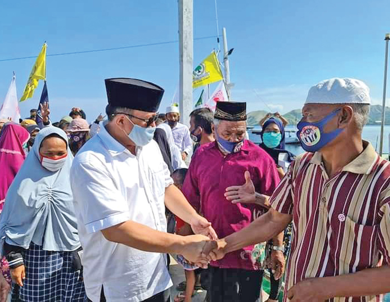 Calon Wakil Bupati Manggarai Barat yang diusung koalisi Partai NasDem, Golkar, PBB, dan PKPI, Yulianus Weng (kiri).